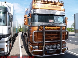 Scania-164-L-580-Longline-Schwarz-050505-03