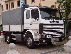 Scania-112-M-Schausteller-ZM-weiss-grau-1-(Minder)