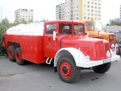 Tatra-T-111-rot-Vorechovsky-300906-02