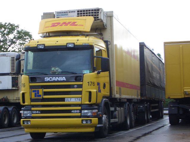 Scania-124-L-420-DHL-Stober-271204-01.jpg - Ingo Stober