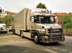 Scania-124-L-silber-Kleinrensing-180907-01-NL