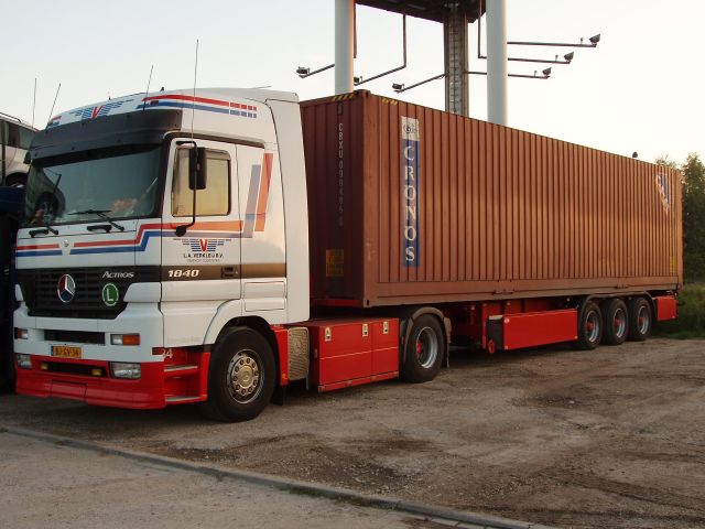 MB-Actros-1840-weiss-Holz-090805-01-NL.jpg