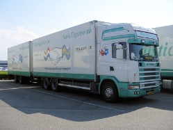 NL-Scania-114-L-380-weiss-Holz-030608-01