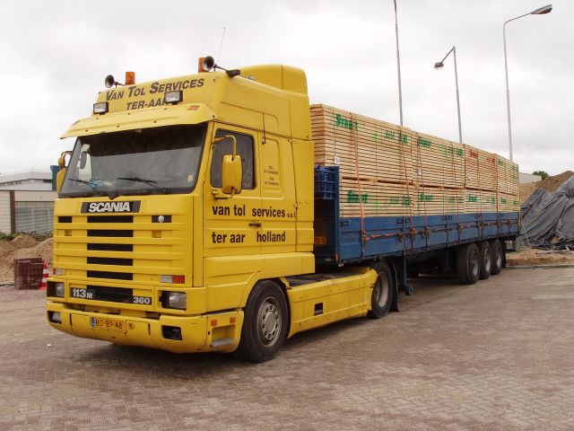 Scania-113-M-380-gelb-Holz-210706-01-NL.jpg