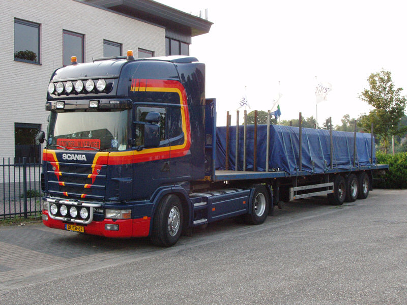 Scania-164-L-480-blau-Holz-240807-01-NL.jpg