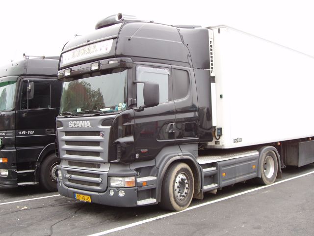 Scania-R-580-schwarz-Holz-161105-01-NL.jpg
