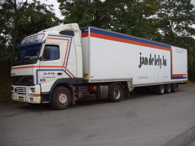 Volvo-FH12-380-deLely-Holz-231004-1-NL.jpg
