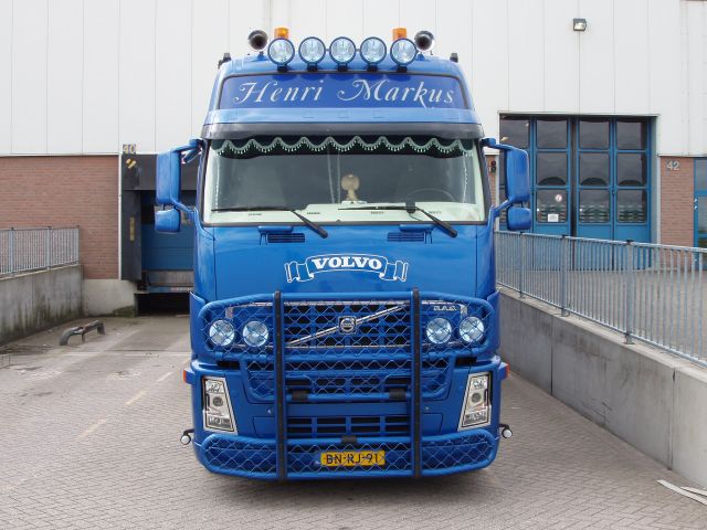 Volvo-FH12-blau-Holz-090805-03-NL.jpg