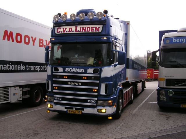 Scania-144-L-530-vdLinden-Koster-240905-01-NL.jpg