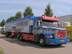 Scania-143-H-blau-silber-Koster-141104-1-NL