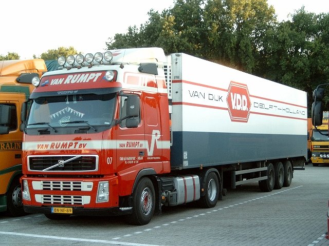 Volvo-FH12-KUEKOSZ-Rumpt-Levels-310104-1-NL.jpg