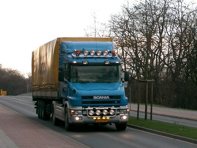 Scania-124-L-PLSZ-blau-gelb-Szy-200204-1-NL.jpg - Trucker Jack