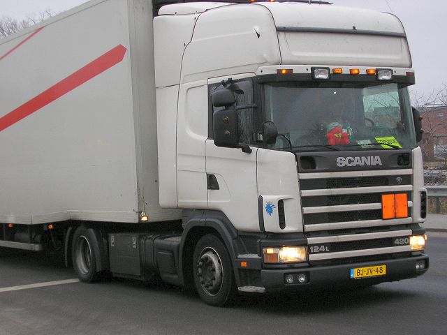 Scania-124-L-420-weiss-Wihlborg-311204-1-NL.jpg - H. Wihlborg