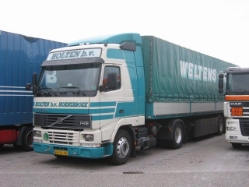 Volvo-FH12-Holten-Willczek-240905-01-NL