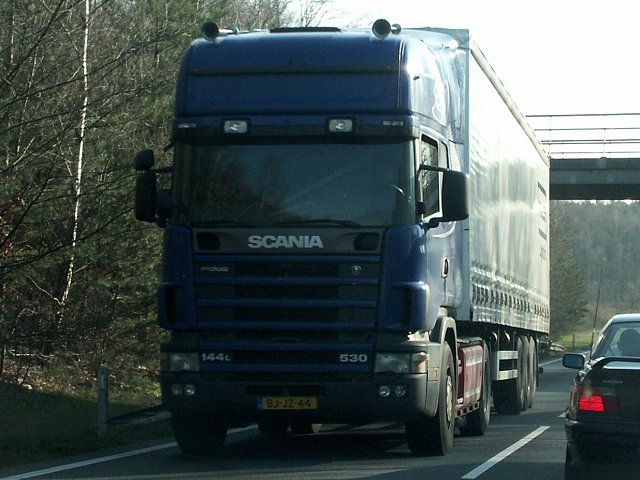 Scania-144-L-530-PLSZ-blau-200204-1-NL.jpg
