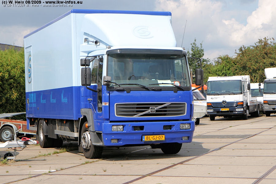 NL-Volvo-FL-blau-011209-01.jpg