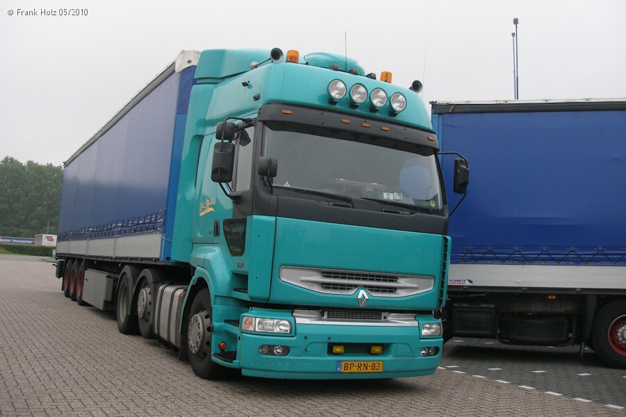 NL-Renault-Premium-blau-Holz-100810-01.jpg