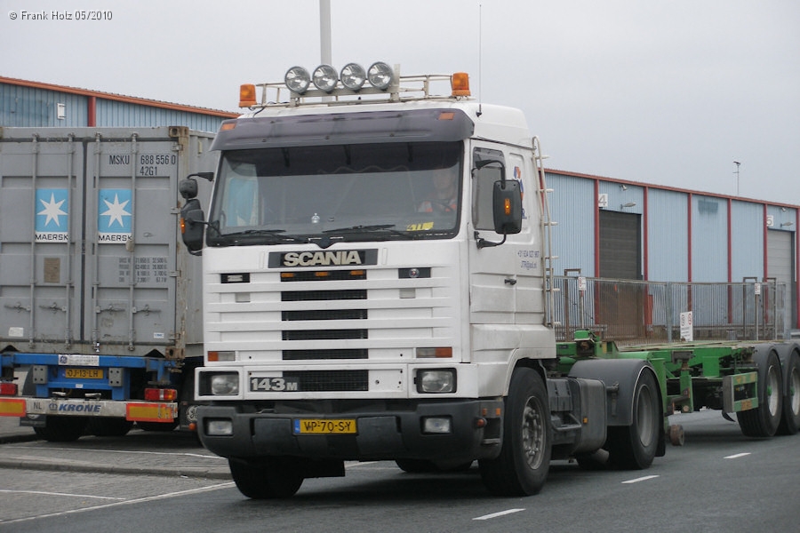 NL-Scania-143-M-weiss-Holz-100810-01.jpg