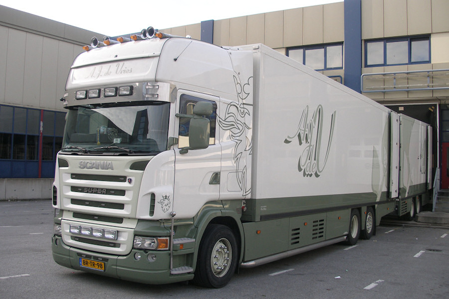 NL-Scania-R-weiss-gruen-Holz-100810-01.jpg