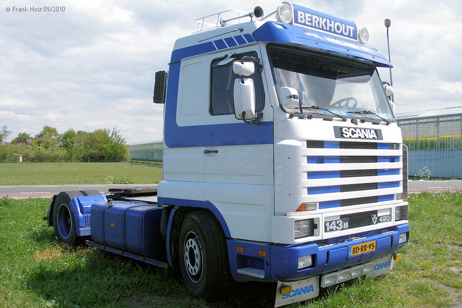 NL-Scania-143-M-420-Berkhout-Holz-110810-02.jpg