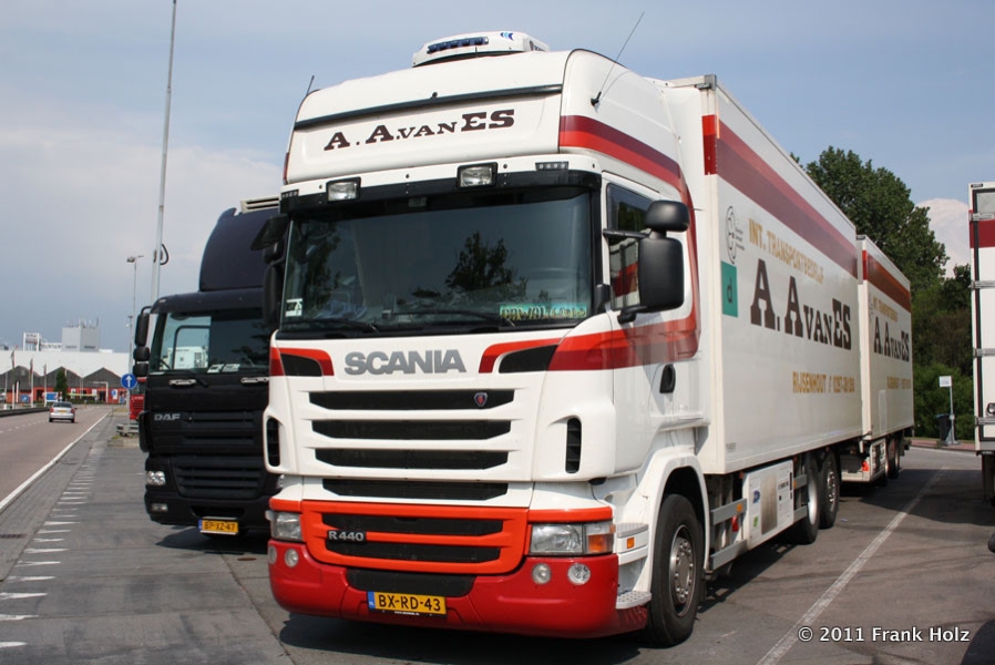 NL-Scania-R-II-440-van-Es-Holz-070711-01.jpg