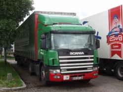 Scania-124-L-360-gruen-Holz-170706-01-POR