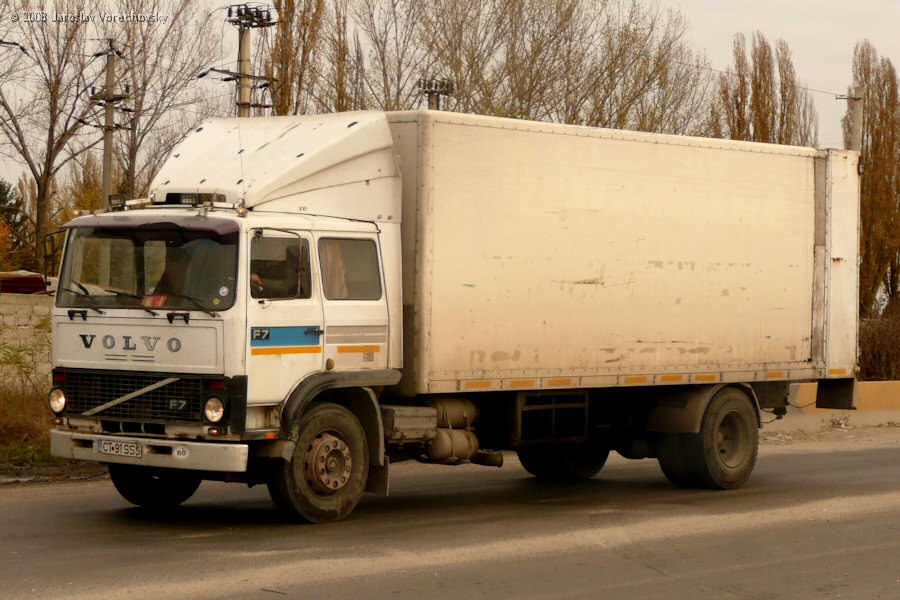 RO-Volvo-F7-weiss-Vorechovsky-181108-01.jpg