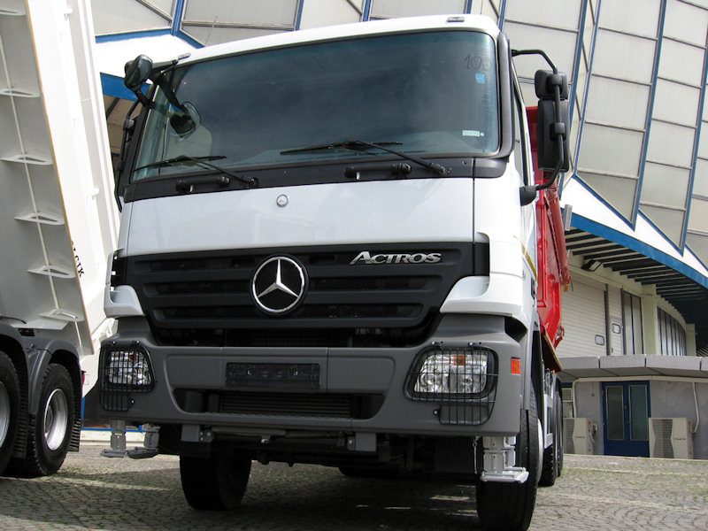 RO-MB-Actros-MP2-3336-weiss-Bodrug-150508-01.jpg