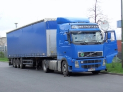 RO-Volvo-FH-480-blau-Szy-140708-01