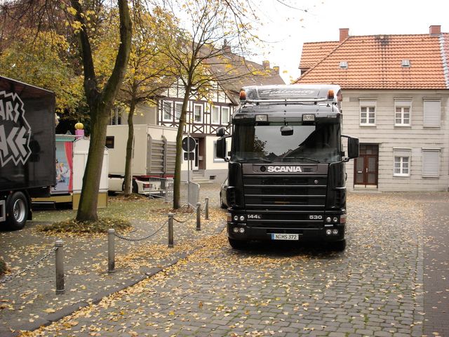 Scania-144-L-530-schwarz-Leupolt-031104-1.jpg