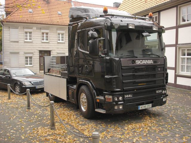 Scania-144-L-530-schwarz-Leupolt-031104-2.jpg