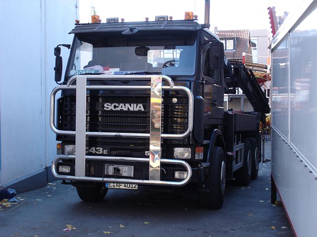 Scania-143-E-500-schwarz-Leupolt-060106-01.jpg