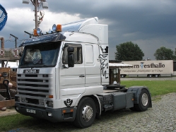 Scania-143-M-500-silber-Geroniemo-111107-01