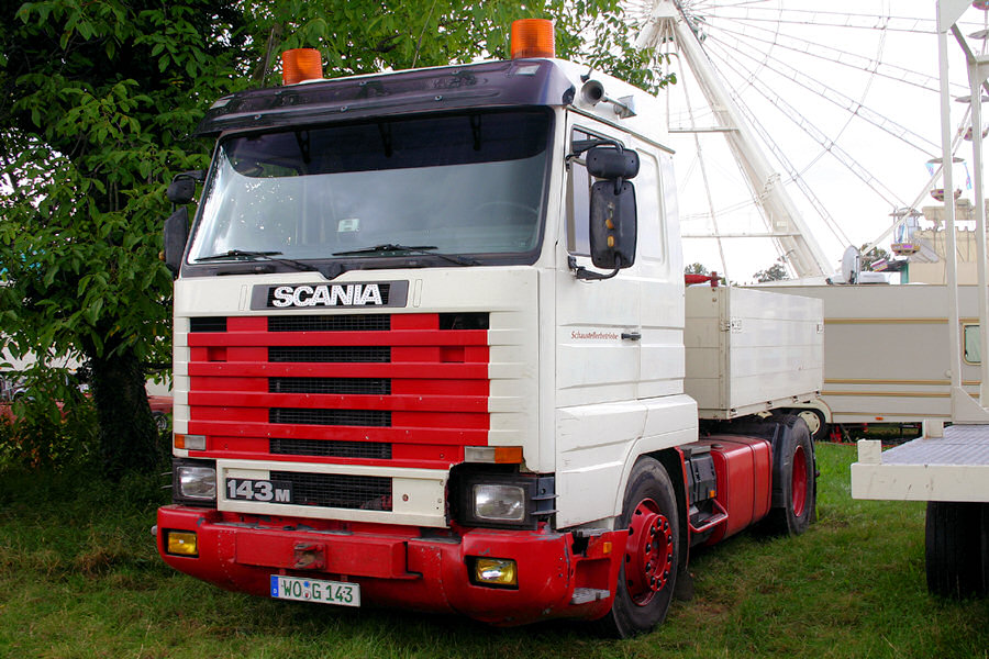 Scania-143-M-weiss-rot-Ackermans-011107-01.jpg
