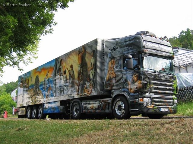 Scania-R-Schmid-Wiege-der-Menschheit-Eischer-280605-03.jpg