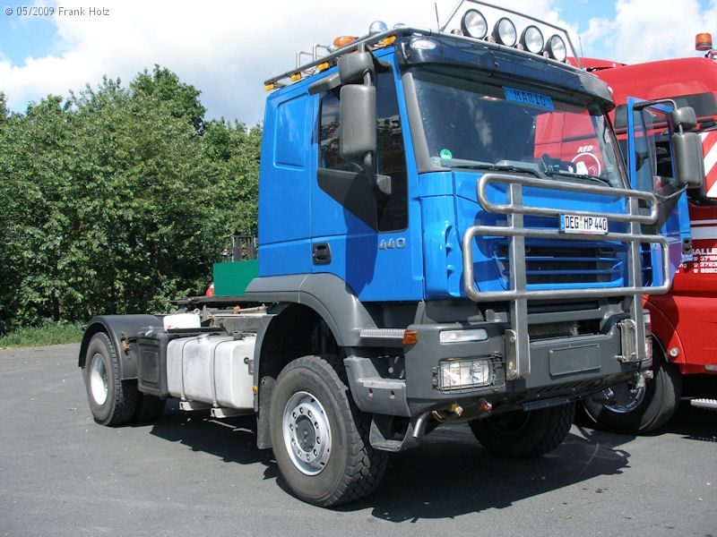 Iveco-Trakker-440-T-44-blau-Holz-240609-01.jpg