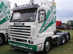 Scania-143-M-500-weiss-gruen-Fitjer-200507-01