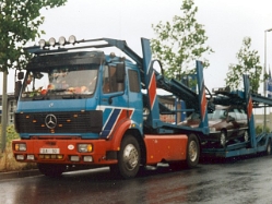 MB-SK-1735-Autotrans-rot-blau-Holz-240204-1
