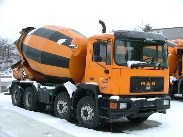 MAN-F90-32322-orange-schwarz-Brusse-230306-01.jpg - M. Brusse