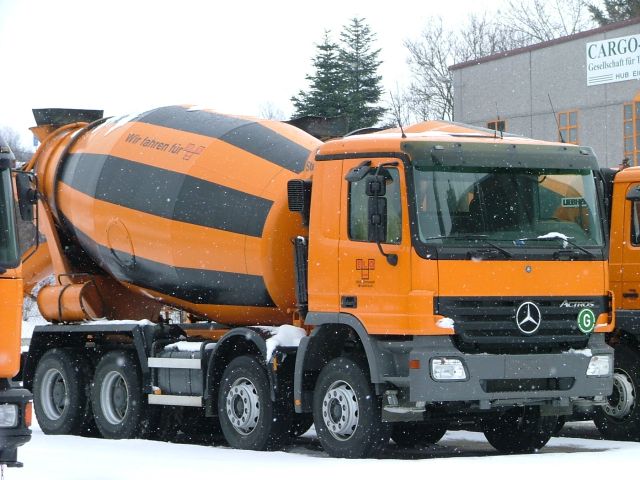 MB-Actros-MP2-orange-schwarz-Brusse-230306-01.jpg - M. Brusse