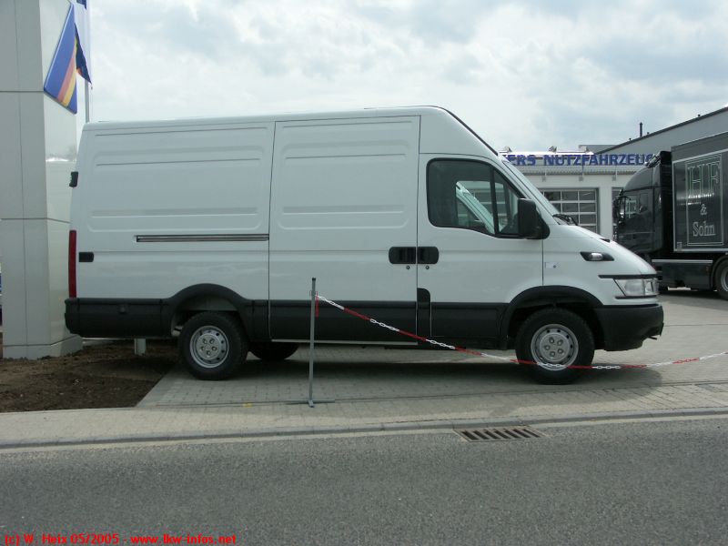 Iveco-Daily-35C15-weiss-210505-02.jpg