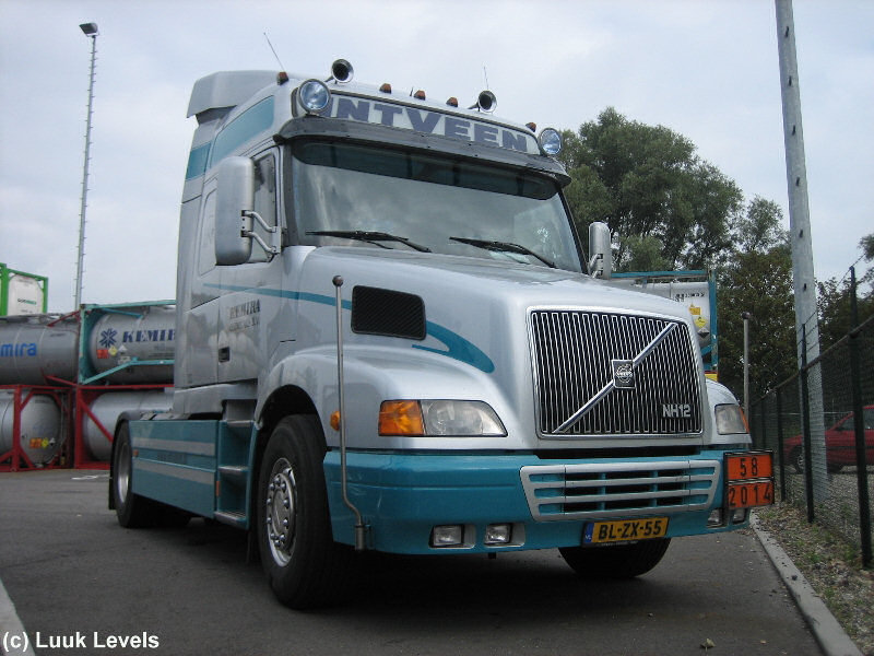 Volvo-NH12-460-Intveen-Levels-300907-03.jpg