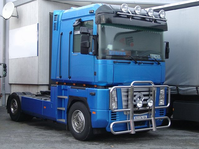 Renault-Magnum-SZM-blau-RIS-(Willann)-0104-1.jpg