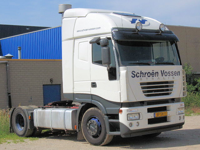 Iveco-Stralis-AS-Schroen-Vossen-Bocken-110806-02.jpg