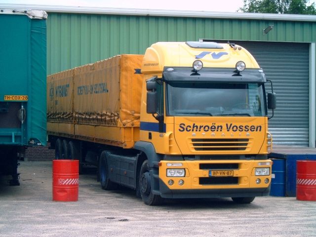 Iveco-Stralis-AT-440S40-Schroen-Vossen-Levels-030805-01.jpg
