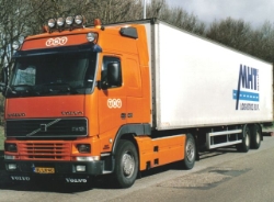 Volvo-FH12-420-TNT-AWolters-270706-01