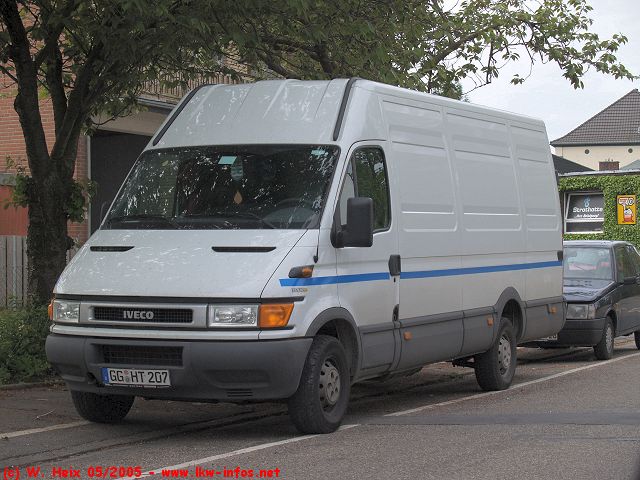 Iveco-Daily-35-S-12-weiss-050505-01.jpg - Iveco Daily 35 S 12