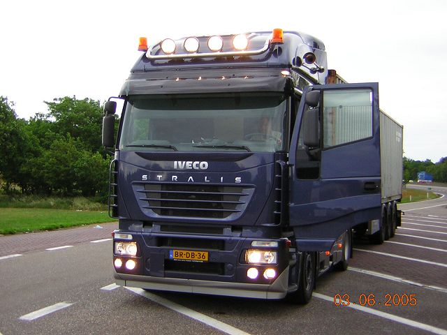 Iveco-Stralis-AS-blau-Esser-110705-02-NL.jpg