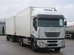Iveco-Stralis-AS-weiss-Willaczek-191005-01