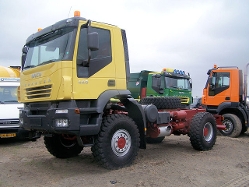 Iveco-Trakker-440-gelb-vNispen-230307-01